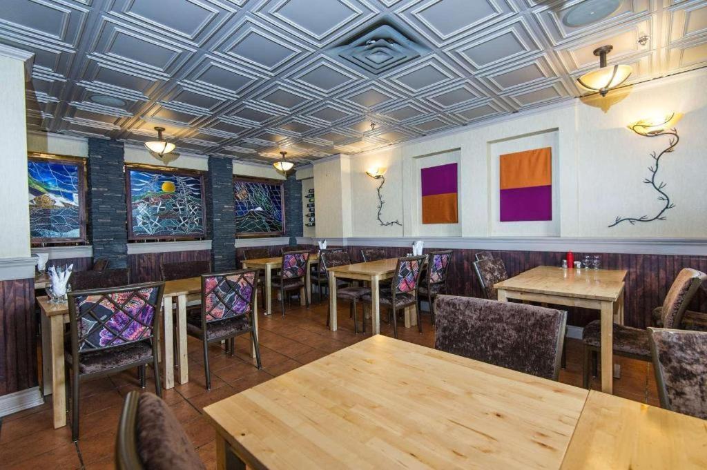 Coast High Country Inn Уайтхорс Экстерьер фото