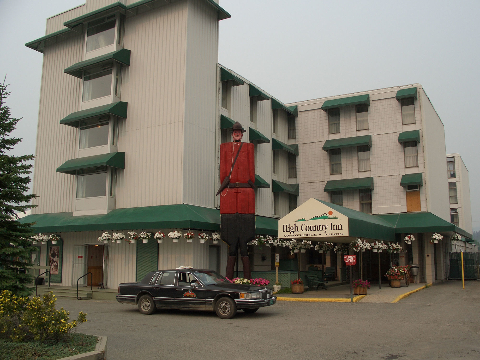 Coast High Country Inn Уайтхорс Экстерьер фото